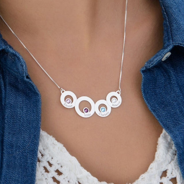 Picture of Personalized Engraved Connected Circles Necklace in 925 Sterling Silver - Customize With Family Name | Custom Family Necklace in 925 Sterling Silver